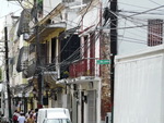 Ausflug Santo Domingo  Kabelgewirr in der Strasse Calle Isabel La Catolica in der Altstadt von Santo Domingo (DOM).